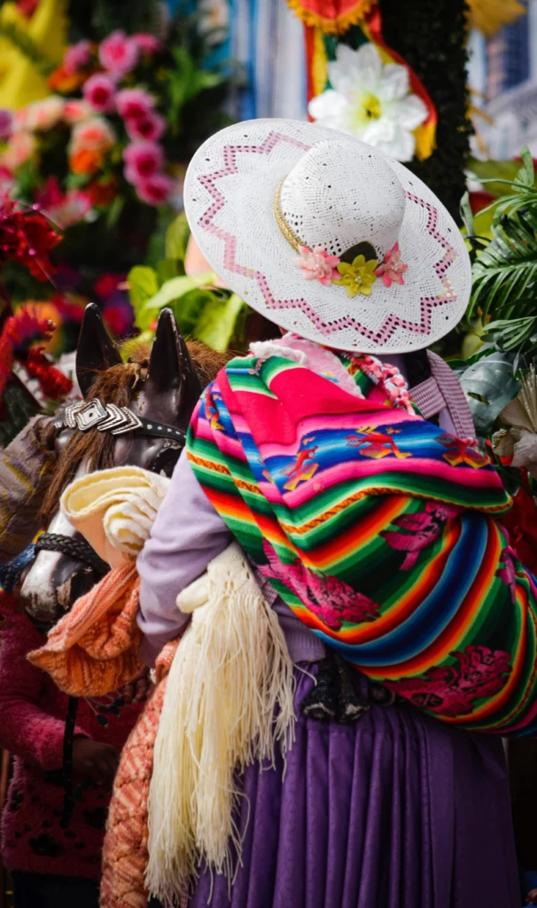 Femme en tenue traditionnelle colorée, symbole d’authenticité et de confiance au cœur des voyages sur mesure haut de gamme Fitzroy Voyages.