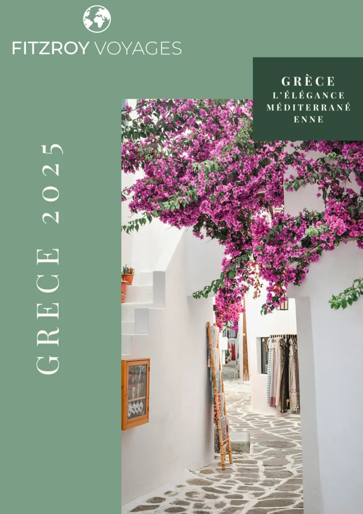 Rue blanche fleurie en Grèce avec bougainvilliers – voyage haut de gamme Fitzroy Voyages