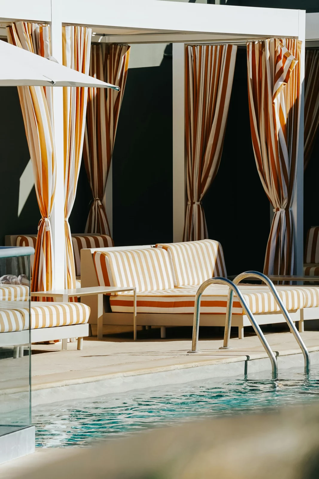 Lodge de charme avec piscine et voilages – voyage luxe intimiste